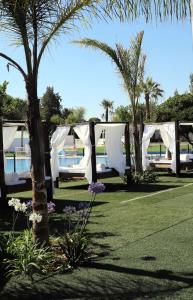 un matrimonio all'aperto con tende bianche e fiori viola di Apartamento NUEVO JEREZ BAHIA a Jerez de la Frontera