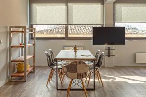 A television and/or entertainment centre at THE apartment 2 BDRS/2 BATHS luxury residence