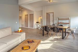 A seating area at THE apartment 2 BDRS/2 BATHS luxury residence