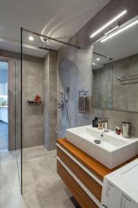 A bathroom at THE apartment 2 BDRS/2 BATHS luxury residence