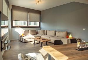A seating area at THE apartment 2 BDRS/2 BATHS luxury residence