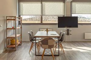 A television and/or entertainment centre at THE apartment 2 BDRS/2 BATHS luxury residence