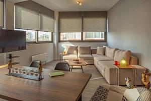 A seating area at THE apartment 2 BDRS/2 BATHS luxury residence