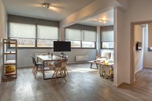 A television and/or entertainment centre at THE apartment 2 BDRS/2 BATHS luxury residence