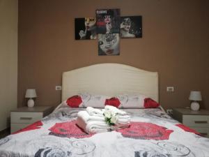 uma cama com toalhas vermelhas e brancas em B&B Villa Venere em Taranto