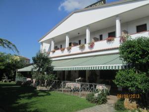 Blick auf die Vorderseite eines Hotels in der Unterkunft Hotel Doria - Business & Bike Hotel in Ostiglia