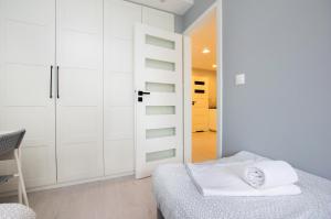 Posteľ alebo postele v izbe v ubytovaní Warsaw Concierge Silver Apartment