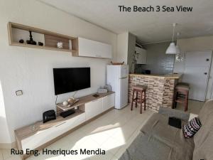 THE BEACH! Caparica Concept Apartments!にあるテレビまたはエンターテインメントセンター