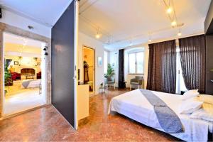 Postel nebo postele na pokoji v ubytování Romantic Rooms Gena
