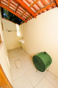 una maleta verde sentada en el suelo de una habitación en Sobrados da Sinhá, en Penha
