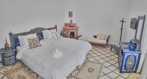 Postel nebo postele na pokoji v ubytování Riad Borj El Baroud