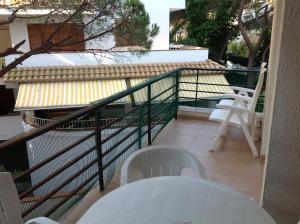 balcón con mesa y sillas en Apartament Turístic Alhambra, en Platja d'Aro