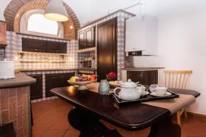 Kuchyňa alebo kuchynka v ubytovaní Casa vacanze al Vaticano grande comoda e centrale