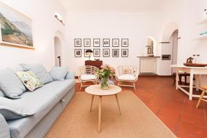 un soggiorno con divano e tavolo di Casa vacanze al Vaticano grande comoda e centrale a Roma