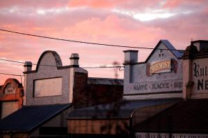 un edificio con un cartel en el costado en Bespoke On Main en Rutherglen