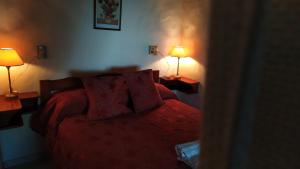 1 dormitorio con 1 cama y 2 lámparas en 2 mesas en Punta Colores en Chascomús