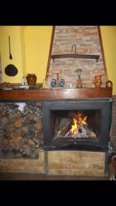 Una chimenea de ladrillo con fuego. en El Aguacate en Lanjarón