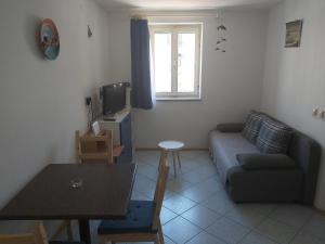 Een zitgedeelte bij Apartment Dulcin Vodice