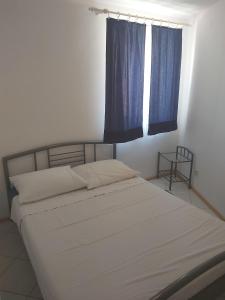 Een bed of bedden in een kamer bij Apartment Dulcin Vodice