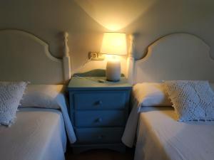 سرير أو أسرّة في غرفة في Arnielles