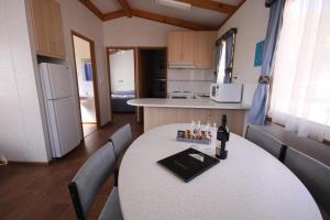 Ceduna Foreshore Caravan Park的厨房或小厨房
