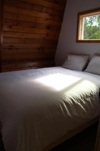 - un lit blanc dans une chambre avec fenêtre dans l'établissement Jewel Bay Resort, à Sorrento