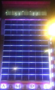 un edificio blu con una luce di strada davanti di ADMİRAL a Kayseri