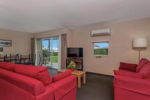 TV a/nebo společenská místnost v ubytování Bay View Villas