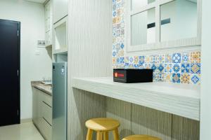 Η κουζίνα ή μικρή κουζίνα στο Modern Living 1BR @Atlanta Residences Apartment With City View By Travelio