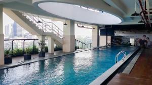 Πισίνα στο ή κοντά στο Modern Living 1BR @Atlanta Residences Apartment With City View By Travelio