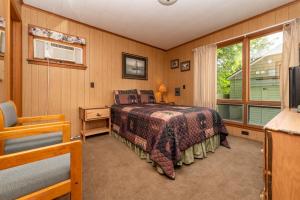 a bedroom with a bed and a window at Shore Meadows Lodge LLC in Lake George