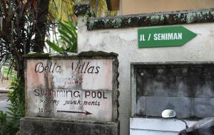 un panneau sur le côté d'un bâtiment dans l'établissement Bella Villas, à Ubud