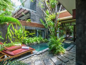 basen w ogrodzie z ławką w obiekcie The Bali Dream Villa Seminyak w mieście Seminyak