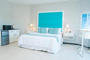 Luxe Beach Resort客房内的一张或多张床位