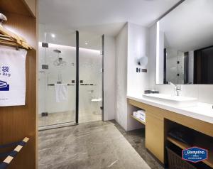 Ένα μπάνιο στο Hampton by Hilton Guangzhou Dongxiaonan