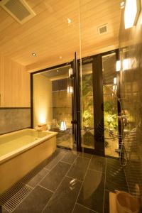 Koupelna v ubytování HOTEL SHIKISAI KYOTO