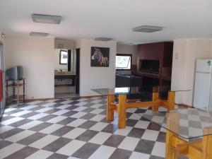 cocina con mesa y suelo a cuadros en Departamento en Carlos Paz para familias, en Villa Carlos Paz