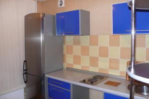 トムスクにあるУчебная 8のキッチン(青いキャビネット、ステンレス製の冷蔵庫付)