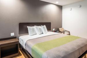 Studio 6 Lake Charles客房内的一张或多张床位