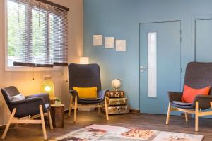 a waiting room with three chairs and a blue wall at Best Western Plus Antibes Riviera in Antibes