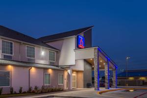 查尔斯湖Studio 6 Lake Charles的酒店建筑侧面有招牌