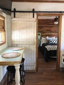 een kamer met een bed en een tafel met een tafel sidx sidx sidx bij The Harmony Oaks Homestead in Masaryktown