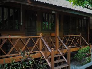 a porch of a house with a wooden fence at Baan Kong Homestay in Phra Nakhon Si Ayutthaya