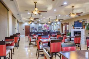 Restoran ili neka druga zalogajnica u objektu Comfort Suites Savannah Gateway I-95