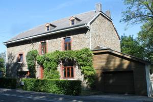 een stenen huis met een garage ervoor bij Guesthouse Legrand in Francorchamps