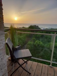 una silla en una terraza con vistas al océano en Le bélouga en Sangatte