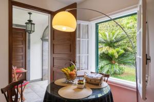 una stanza con un tavolo con un cesto di frutta di Casa dos Agapantos a Ponta Delgada