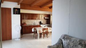 une cuisine avec une table et une salle à manger dans l'établissement Chalet in campagna, à Citta' Sant'Angelo