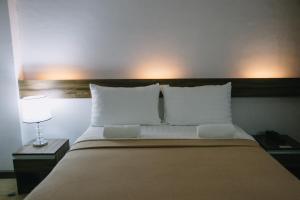 Postel nebo postele na pokoji v ubytování Leope Hotel
