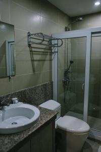 Koupelna v ubytování Leope Hotel